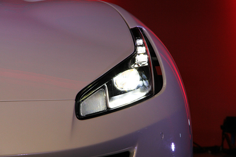 カリフォルニア Tからトータルで80kgの軽量化に成功したポルトフィーノ。足下は20インチホイールにピレリ「P ZERO」（フロント245/35 ZR20、リア285/35 ZR20）の組み合わせ。その奥にはカーボンセラミックブレーキ（フロント390×34mm、リア360×32mm）が覗く。トランク容量は292L