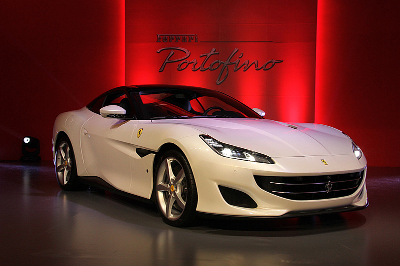 写真上がルーフを開けた状態、下が閉じた状態。ボディサイズは4586×1938×1318mm（全長×全幅×全高）、ホイールベースは2670mm。乾燥重量は1545kg、前後重量配分はフロント46：リア54