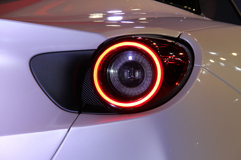 カリフォルニア Tからトータルで80kgの軽量化に成功したポルトフィーノ。足下は20インチホイールにピレリ「P ZERO」（フロント245/35 ZR20、リア285/35 ZR20）の組み合わせ。その奥にはカーボンセラミックブレーキ（フロント390×34mm、リア360×32mm）が覗く。トランク容量は292L