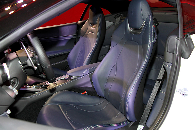 インテリアでは10.25インチのタッチスクリーンディスプレイやマグネシウム構造を採用したシートなどを装備