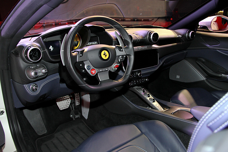 インテリアでは10.25インチのタッチスクリーンディスプレイやマグネシウム構造を採用したシートなどを装備