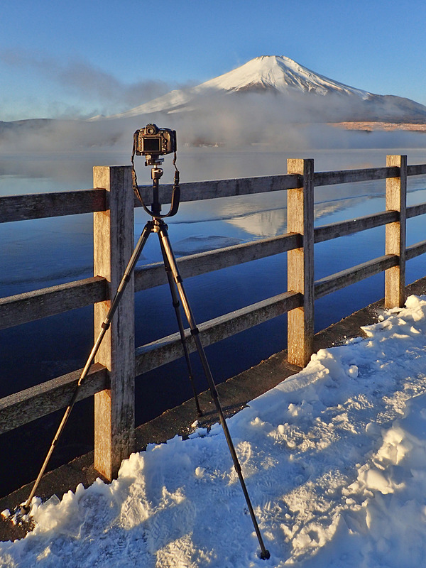 紅富士タイムは三脚を設置する時間的余裕もなかったが、ひと段落してから三脚を取り出し、高濃度NDフィルターを使って長時間露出。これで湖面に映る富士山や朝靄の表情がフワッと優しい感じに仕上げられる