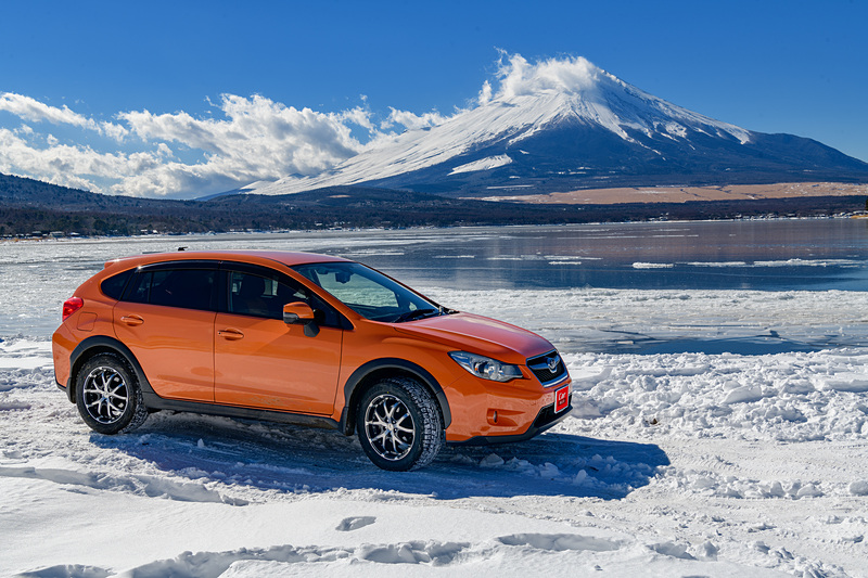 平野エリアにはかなり雪が残っていたので、喜び勇んでXVで雪の中に突入し、結氷する山中湖と富士山を背景に記念撮影。やっぱりこのXVの個性的なフォルムが好きだ