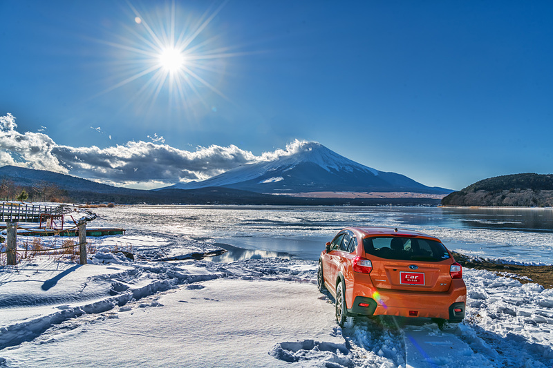 昼食を終えて再び平野エリアに戻ってくると、太陽の高度がだいぶ下がってきて、標準ズームのワイド側でも富士山と太陽を一緒に写せるようになっていた。そこで、雪の残るエリアに再びクルマを入れ、ボクの好きなリアからのXVのフォルムを狙ってみた。輝度差が大きいので、ちょっとHDR仕上げで絵画っぽく仕上げてみた