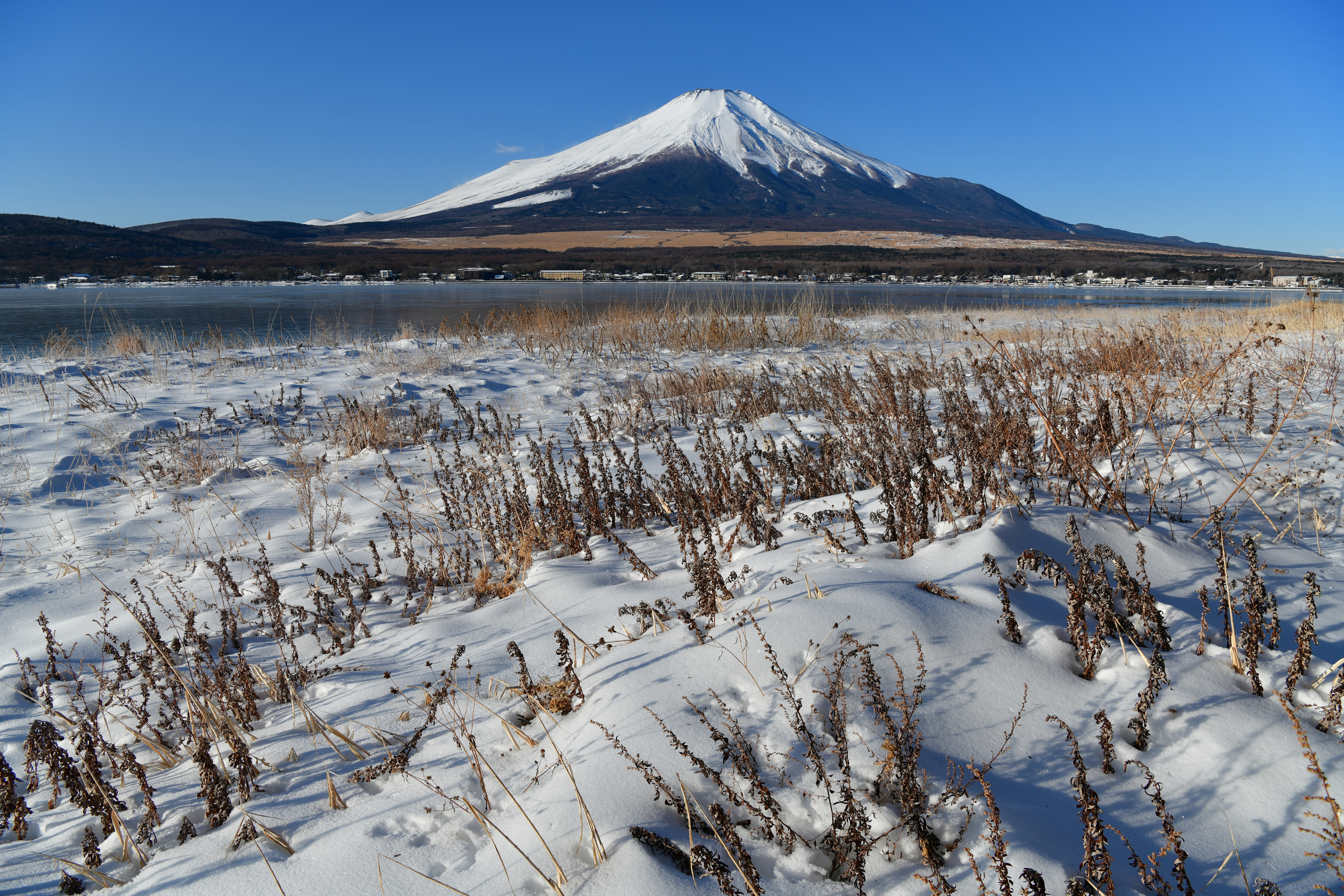 【作例】絞りをF8に設定してフォーカスシフトで撮影した7枚の素材を、Helicon Focusで深度合成。F16で撮影したカットに比べ、手前から奥までエッジ立ったキレのいい解像が得られ、山肌のディテールも際立っている<br>撮影データ／ニコン D850 AF-S NIKKOR 24-70mm F2.8E ED VR（26mm域）マニュアル露出 ISO64 WB：自然光オート ピクチャーコントロール：風景