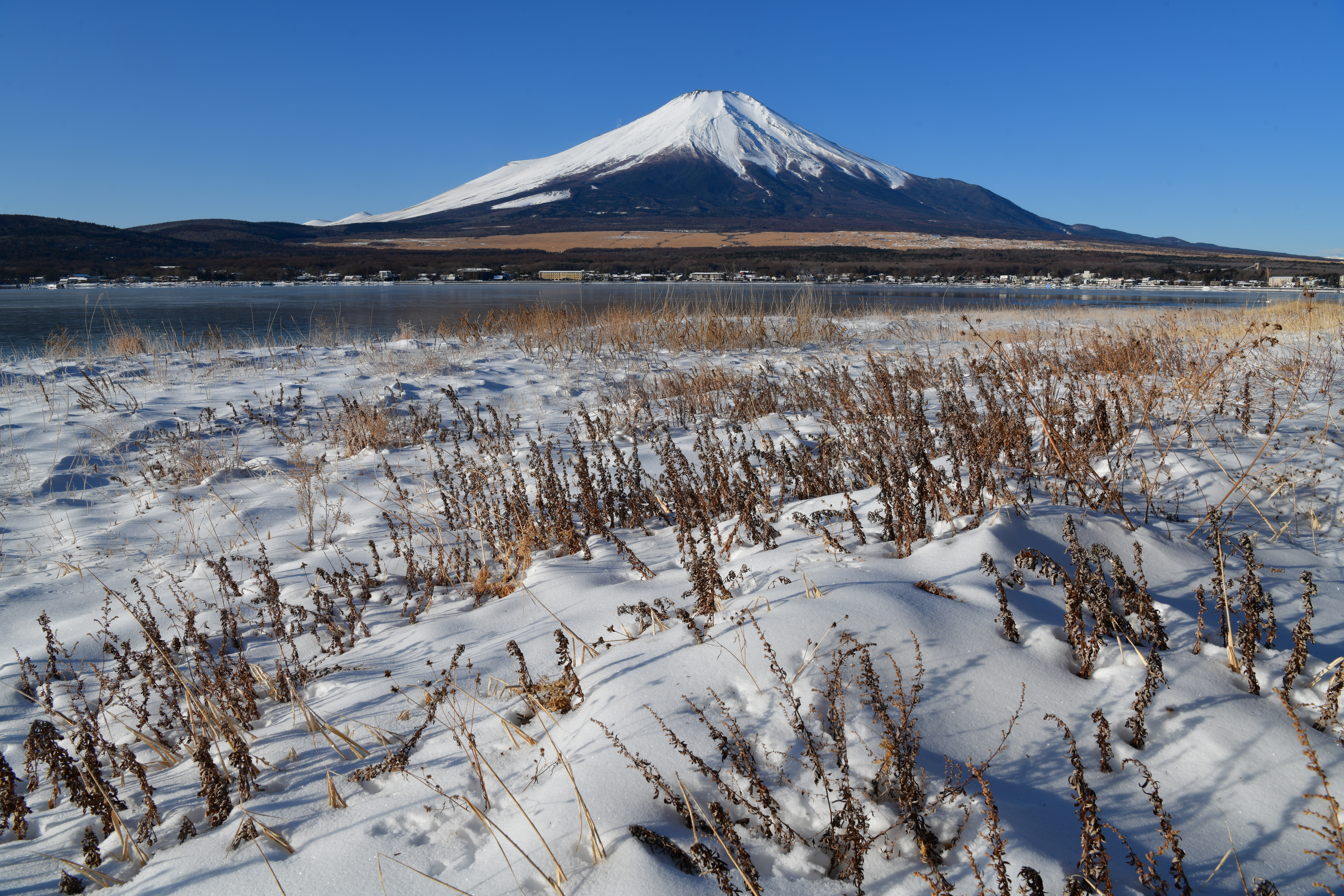 【作例】F16で撮影。富士山までほぼピントが合って見える。これが絞って被写界深度が深くなる効果だ<br>撮影データ／ニコン D850 AF-S NIKKOR 24-70mm F2.8E ED VR（26mm域）マニュアル露出 ISO64 WB：自然光オート ピクチャーコントロール：風景