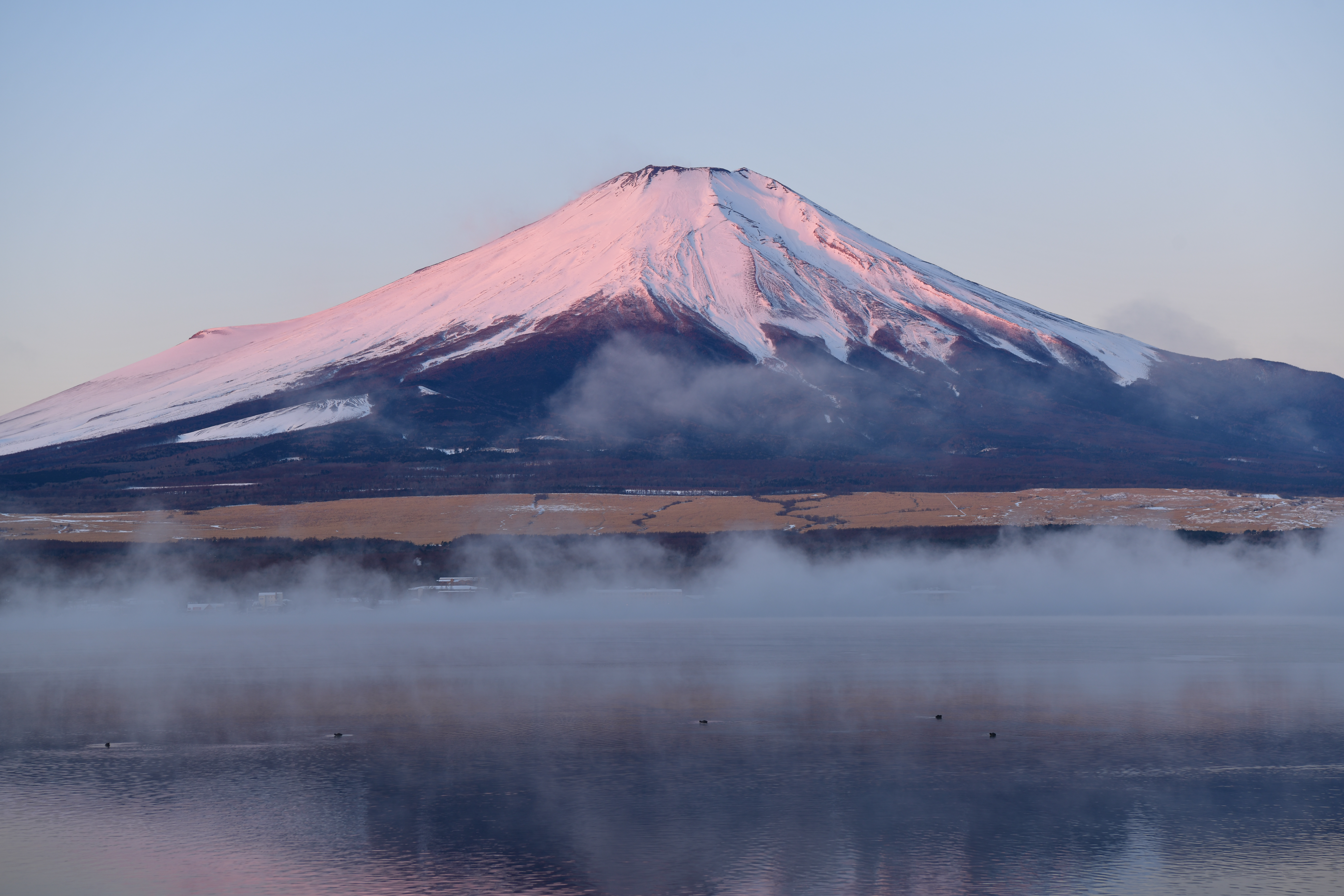 【作例】長池親水公園に到着した直後に手持ち撮影したカット。富士山の雪は白トビしていないものの、ちょっと露出が明るめで色が薄く感じる<br>撮影データ／ニコン D850 AF-S NIKKOR 24-70mm F2.8E ED VR（62mm域）絞り優先オート F7.1 1/15秒 -0.3EV補正 ISO100 WB：自然光オート ピクチャーコントロール：風景