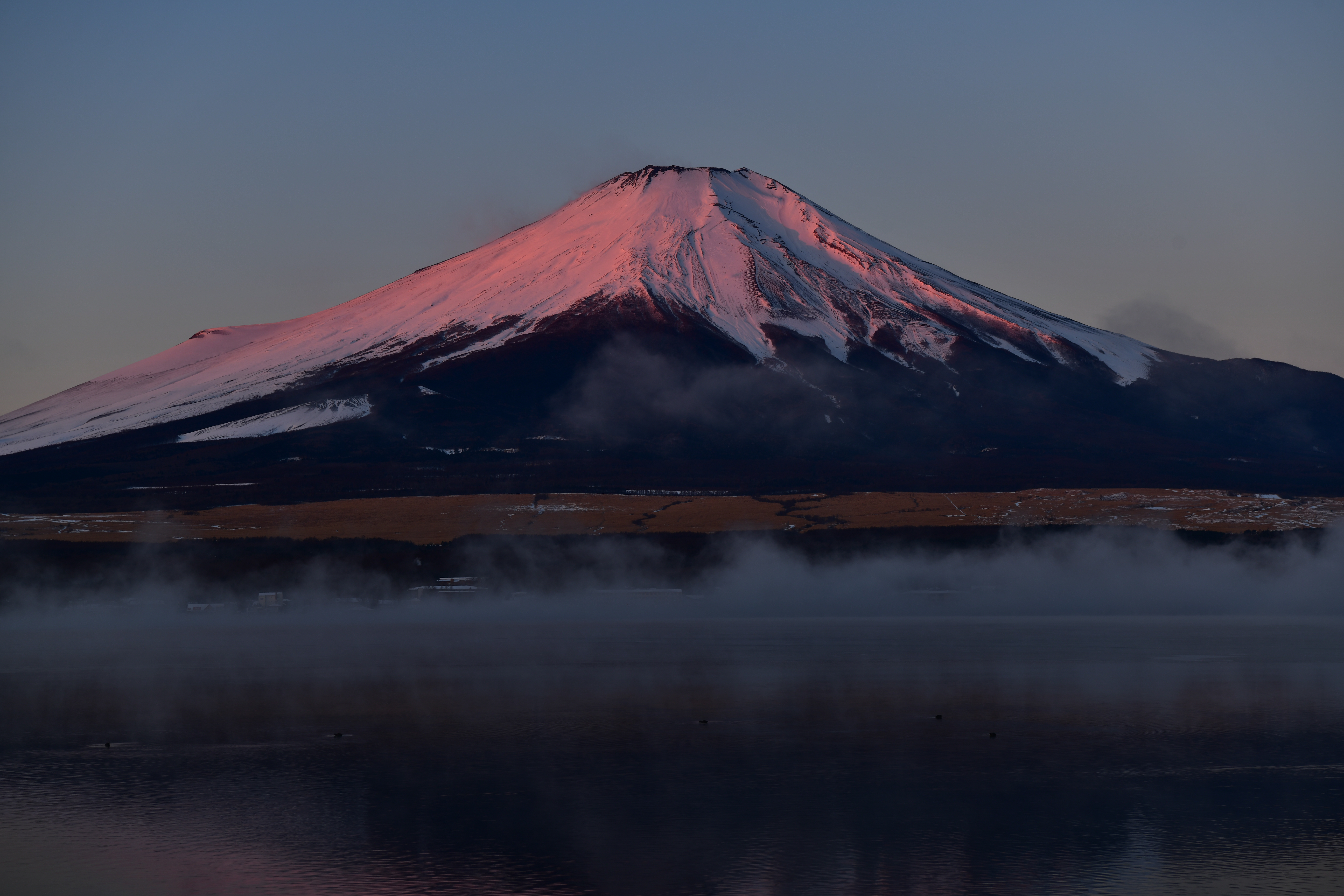 【作例】同時記録したRAWをカメラ内RAW現像機能を使って、マイナスの露出補正とピクチャーコントロールの［明瞭度］と［彩度］を高めにして、紅富士の赤みを強調してみた。RAW現像次第でここまで印象を変えることができる