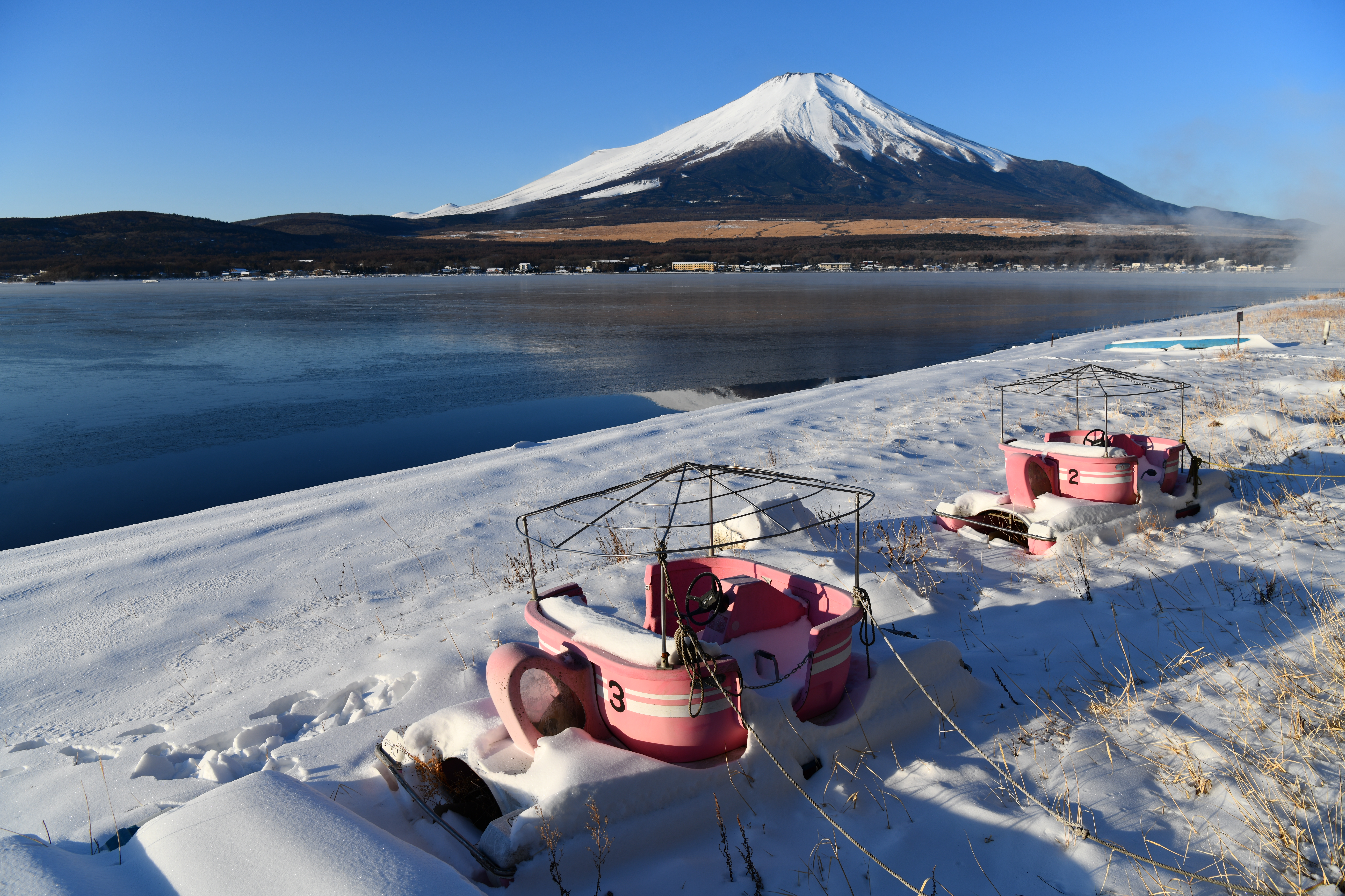 【作例】大雪から4日経っているにも関わらず、湖畔の積雪はまだまだきれいな状態を保っていた。雪があるだけで、普段はどうということのない風景もフォトジェニックに写る<br>撮影データ／ニコン D850 AF-S NIKKOR 24-70mm F2.8E ED VR（26mm域）絞り優先オート F8 1/250秒 -0.3EV補正 ISO64 WB：自然光オート ピクチャーコントロール：オート