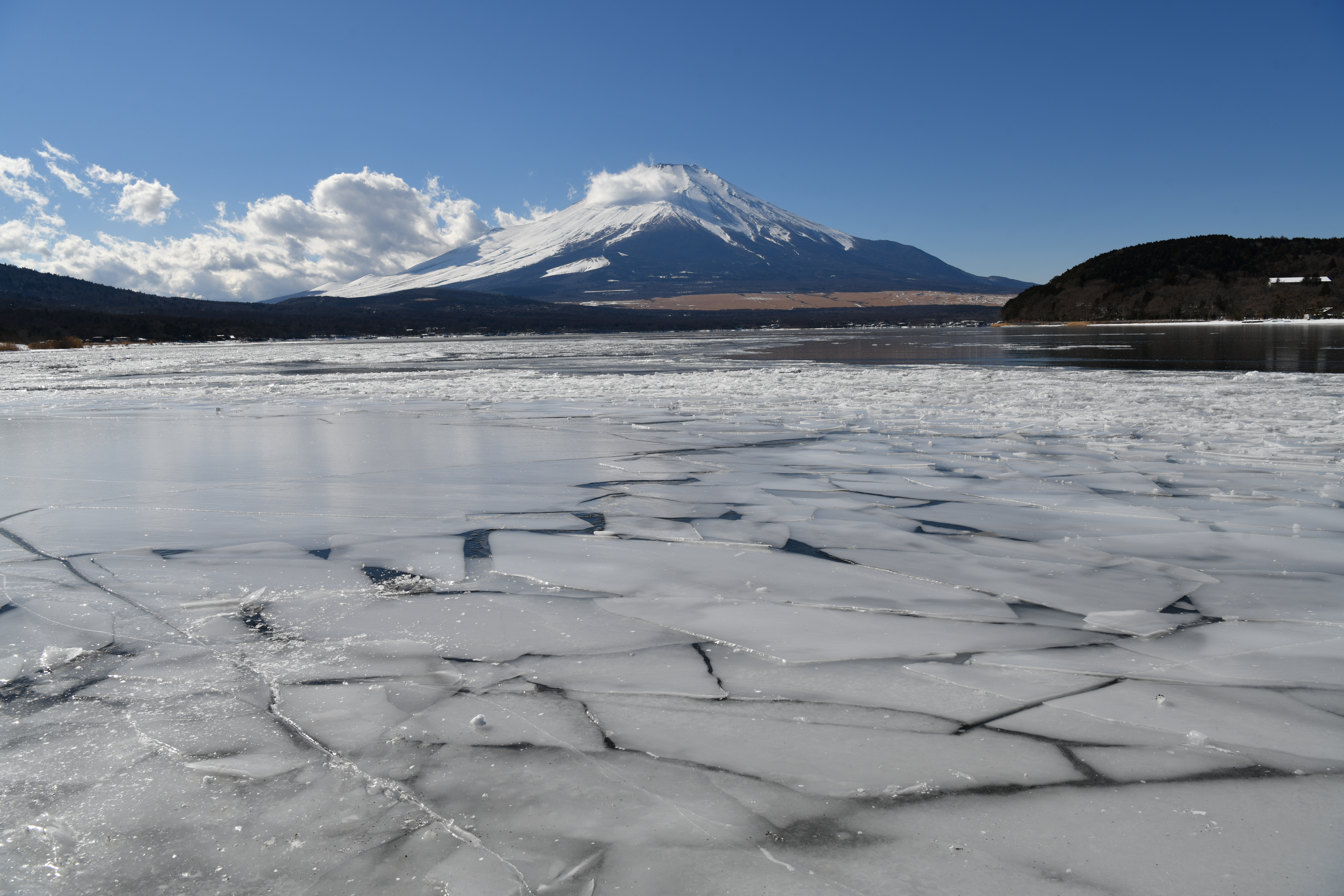 【作例】平野エリアの結氷。いい感じに割れているが、圧力で折り重なるほどではない。最近はなかなか見られない光景ではあるが、少々インパクトに欠ける。お腹が空いたので、朝食兼昼食を摂りに一時この場を離れることにした<br>撮影データ／ニコン D850 AF-S NIKKOR 24-70mm F2.8E ED VR（27mm域）絞り優先オート F11 1/400秒 -0.3EV補正 ISO64 WB：自然光オート ピクチャーコントロール：スタンダード