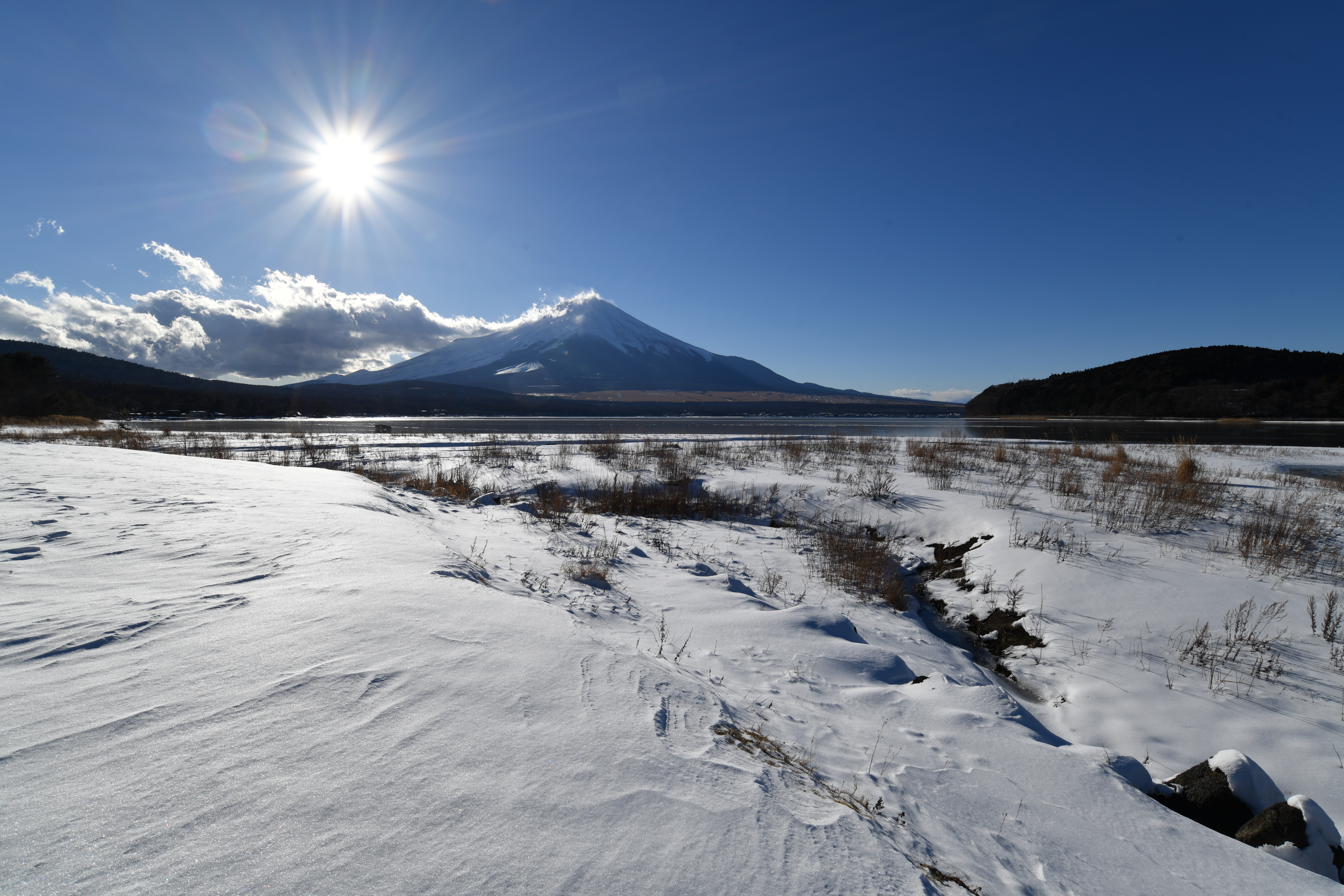 【作例】遊歩道を奥まで歩いて行くと、まだ人が足を踏み入れていないまっさらな雪原を発見。雪の表面の微妙なテクスチャーも逆光でより際立って見える。遠近感を強調したダイナミックな構図で切り取るため、超広角ズームに付け換えて撮影してみた<br>撮影データ／ニコン D850 AF-S NIKKOR 18-35mm F3.5-5.6G（18mm域）絞り優先オート F11 1/320秒 ＋0.3EV補正 ISO64 WB：自然光オート ピクチャーコントロール：スタンダード