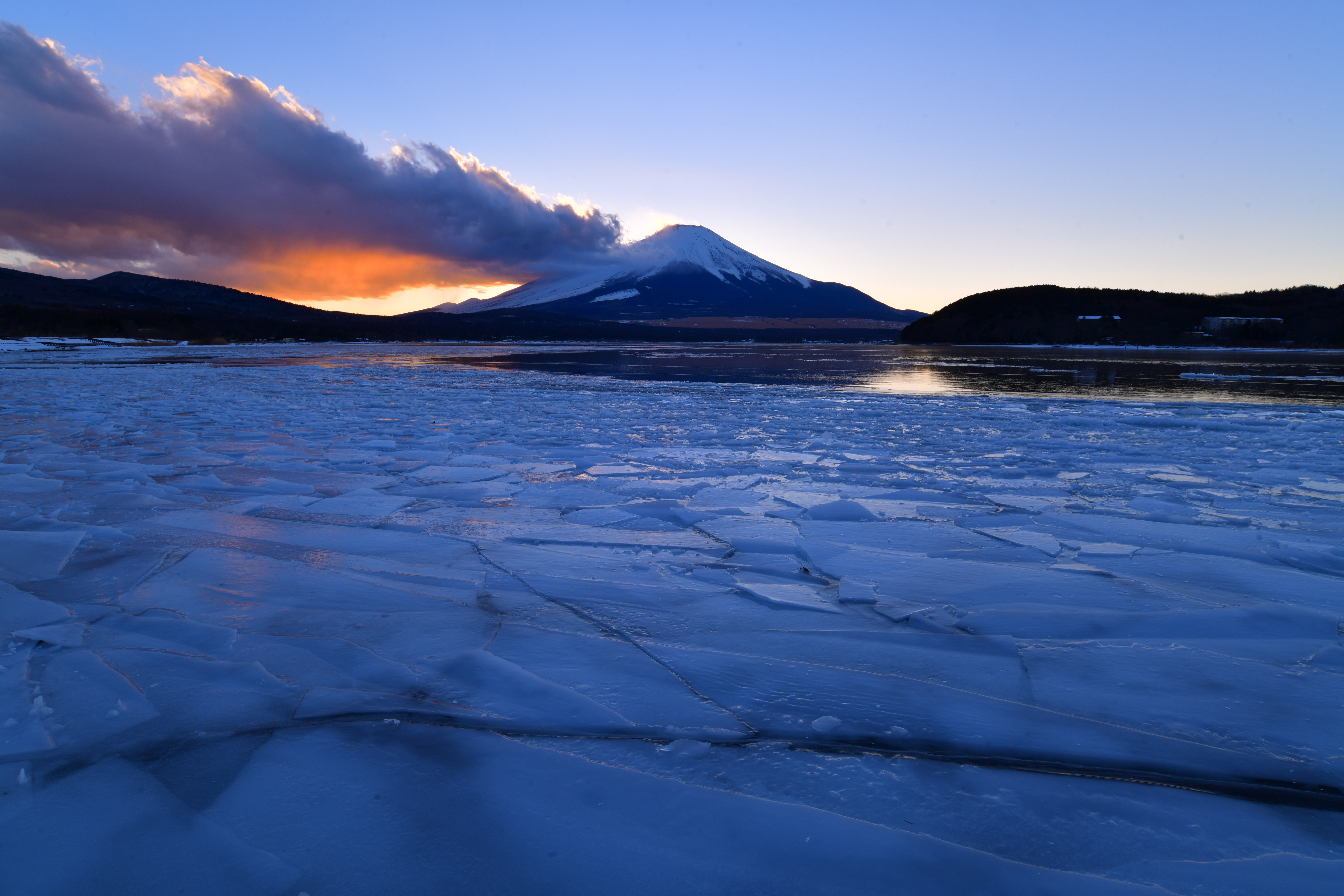 【作例】氷点下の気温でマジックアワーのドラマチックな絶景を期待して待つが、思ったほどの焼けにはならず、寒さが身に染みる結果に。だからこそ、何度も足を運んでチャンスをものにするしかないのだが、なかなか時間的余裕も財政的余裕もないのが悲しい現実……<br>撮影データ/ニコン D850 AF-S NIKKOR 18-35mm F3.5-5.6G(18mm域)マニュアル露出 F14 1/20秒 ISO64 WB:自然光オート(A2,M1)ピクチャーコントロール:ビビッド(コントラスト-1、明るさ-1、色の濃さ+2)