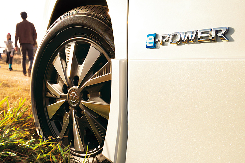 セレナ e-POWERのエクステリアでは、ブルーカラーのアクセントが入るVモーショングリル、3本ラインのLEDストップランプ、ピアノ調黒艶塗装のリアサイド・スポイラー、切削ツートン塗装の15インチアルミホイール（タイヤは195/65 R15のダンロップ「エナセーブ EC300＋」）などを採用