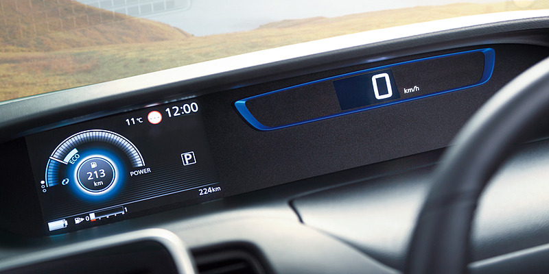 インテリアではシフトノブやスタータースイッチにブルーアクセントを与えるとともに、メーターまわりにブルーアクセント・フィニッシャーを採用。間接照明付きのフロントセンタートレイも装備する