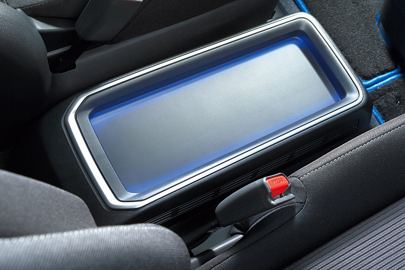 インテリアではシフトノブやスタータースイッチにブルーアクセントを与えるとともに、メーターまわりにブルーアクセント・フィニッシャーを採用。間接照明付きのフロントセンタートレイも装備する