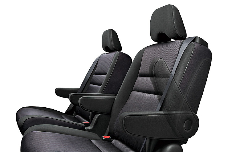 インテリアではシフトノブやスタータースイッチにブルーアクセントを与えるとともに、メーターまわりにブルーアクセント・フィニッシャーを採用。間接照明付きのフロントセンタートレイも装備する