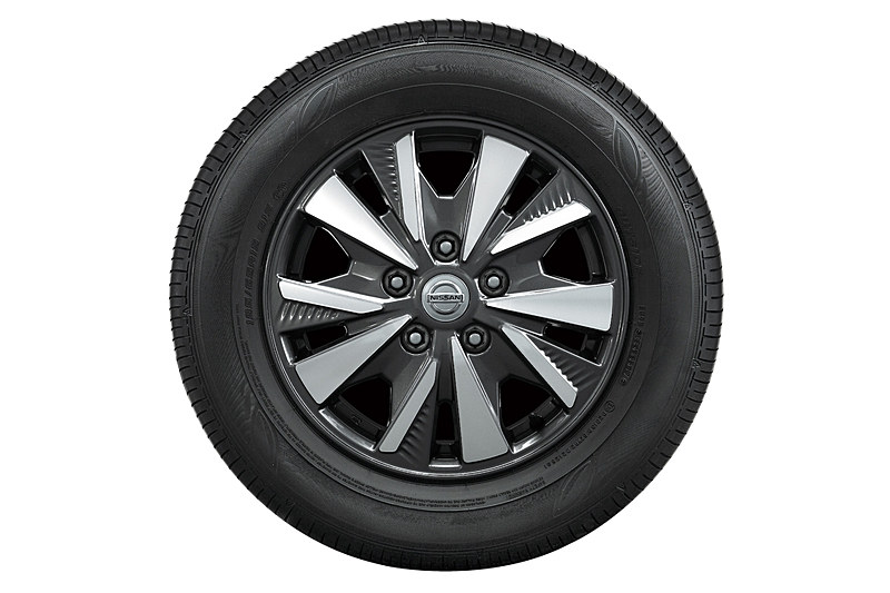 セレナ e-POWERのエクステリアでは、ブルーカラーのアクセントが入るVモーショングリル、3本ラインのLEDストップランプ、ピアノ調黒艶塗装のリアサイド・スポイラー、切削ツートン塗装の15インチアルミホイール（タイヤは195/65 R15のダンロップ「エナセーブ EC300＋」）などを採用