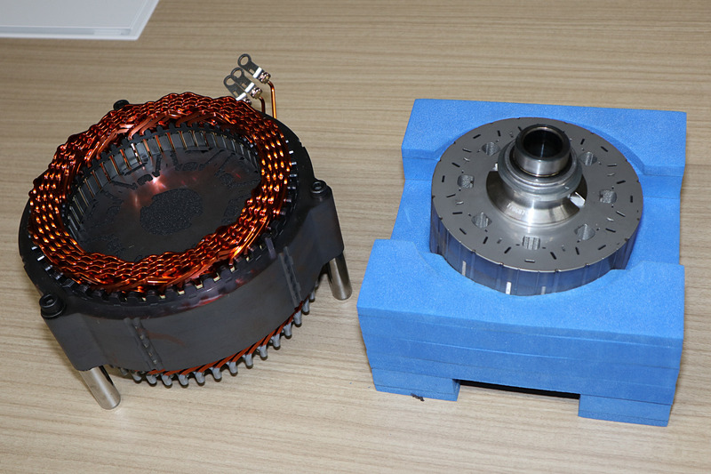 駆動用モーターでは、電磁石となるコイルの内側にあるローターコアにネオジム磁石が埋め込まれている。説明会では4代目プリウスの駆動用モーターが展示されていた