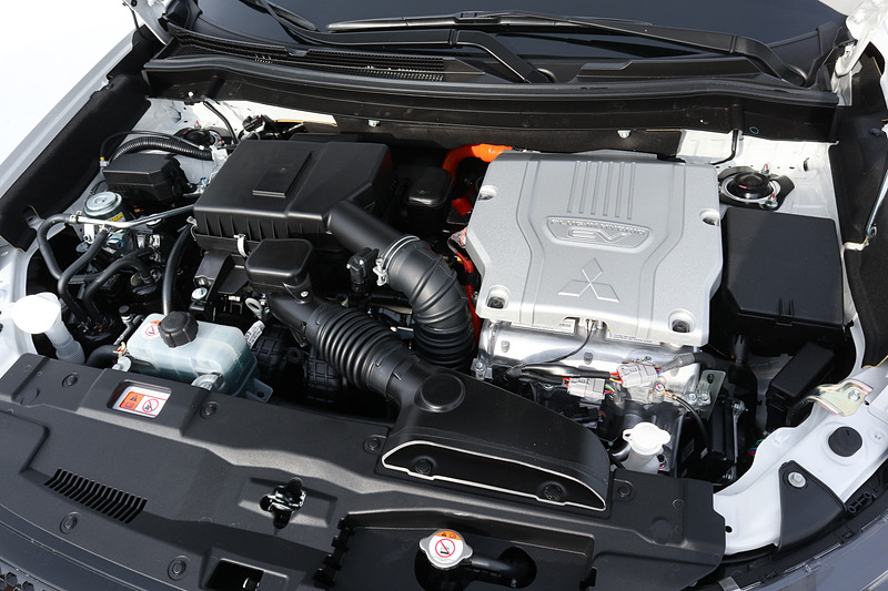 2019年モデルのアウトランダーPHEVでは、アトキンソンサイクルを採用した直列4気筒DOHC 2.4リッターエンジンを搭載。PHEVシステムも「ジェネレーション2.0」に進化