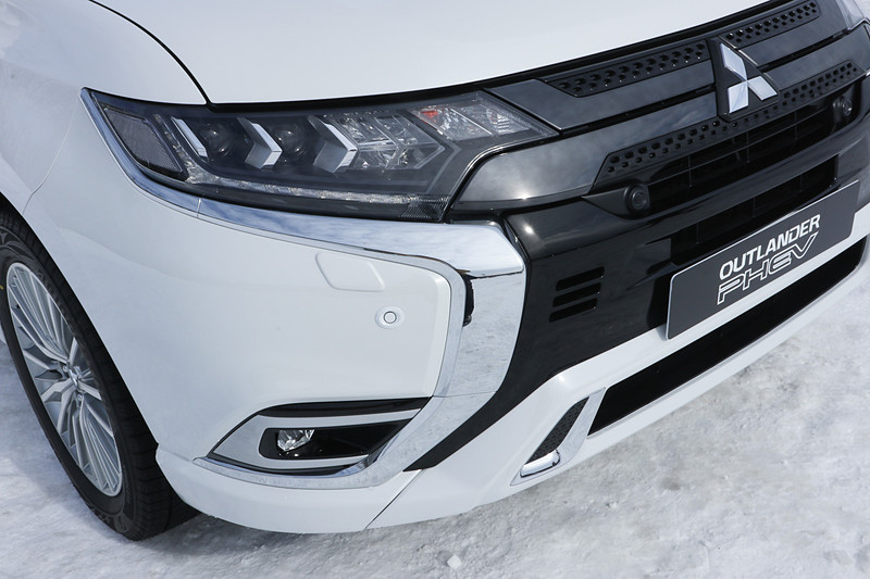 外観ではLEDヘッドライトを新採用し、LEDフォグランプベゼルやラジエターグリル、スキッドプレートなどのデザインを変更