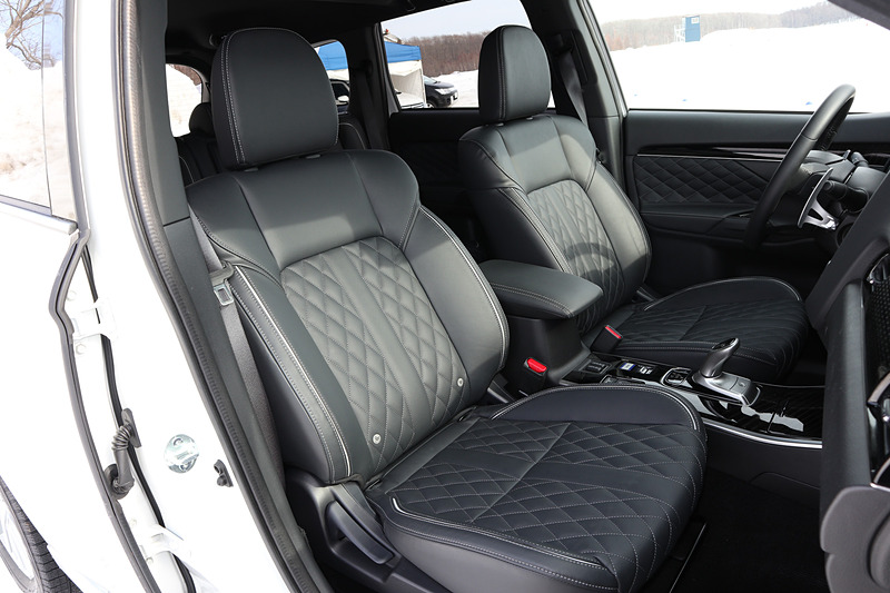 インテリアでは一部モデルにダイヤモンドステッチのキルティング加工でサポート性を高めた新形状の本革シートを設定