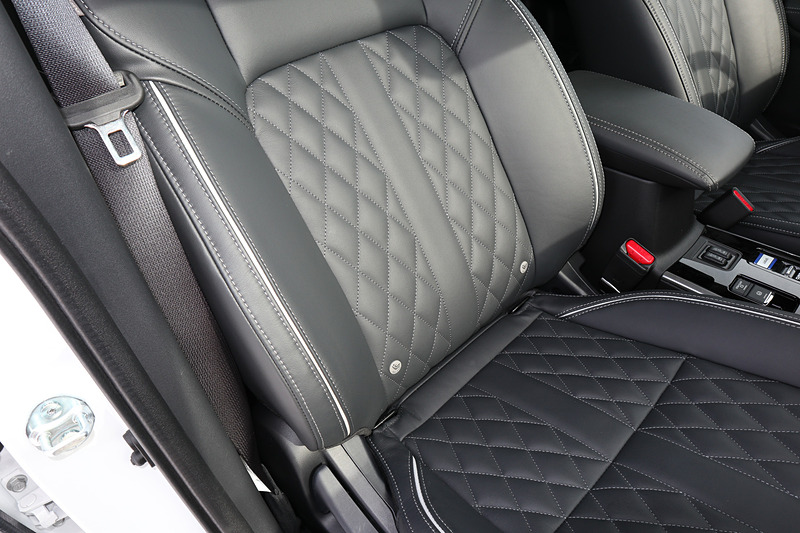 インテリアでは一部モデルにダイヤモンドステッチのキルティング加工でサポート性を高めた新形状の本革シートを設定