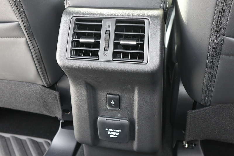 リアシート向けのエアコン吹き出し口を追加し、インパネにレーザーエッチングを施したオーナメントパネルを備えて車内の上質感を向上