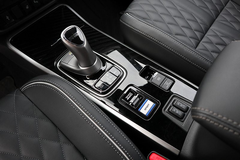 進化した「S-AWC」では、「SNOW」「SPORT」の2つのドライビングモードを追加。SPORTモードの専用スイッチを用意し、メーター内の表示も分かりやすい表示で特別感を演出している