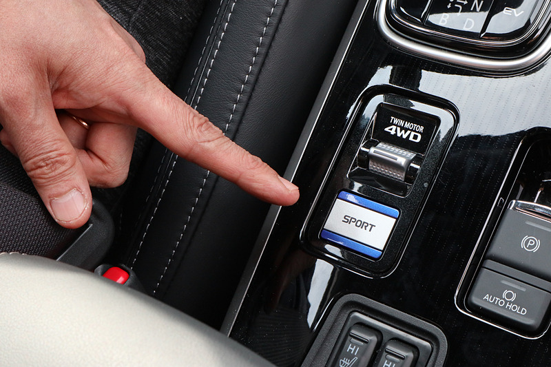 進化した「S-AWC」では、「SNOW」「SPORT」の2つのドライビングモードを追加。SPORTモードの専用スイッチを用意し、メーター内の表示も分かりやすい表示で特別感を演出している