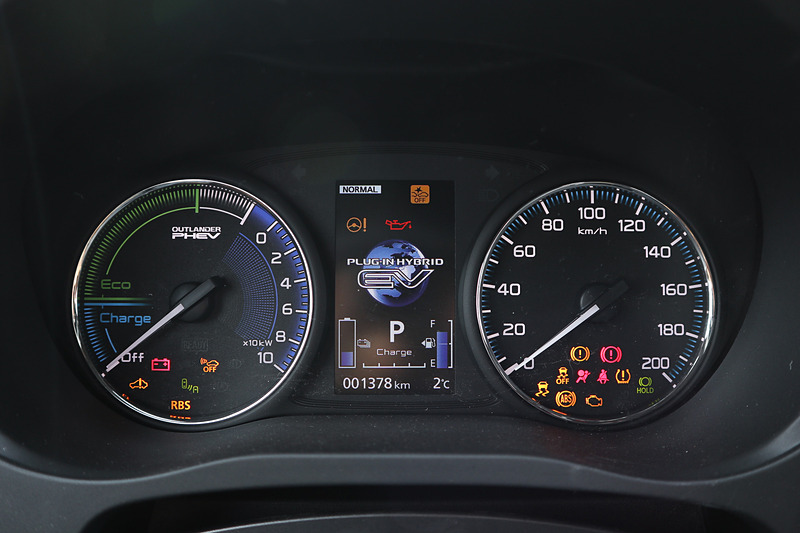 進化した「S-AWC」では、「SNOW」「SPORT」の2つのドライビングモードを追加。SPORTモードの専用スイッチを用意し、メーター内の表示も分かりやすい表示で特別感を演出している