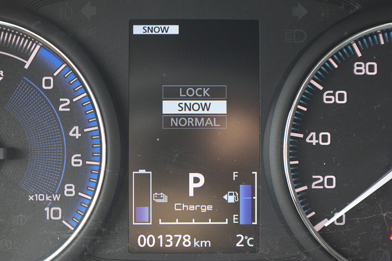 進化した「S-AWC」では、「SNOW」「SPORT」の2つのドライビングモードを追加。SPORTモードの専用スイッチを用意し、メーター内の表示も分かりやすい表示で特別感を演出している