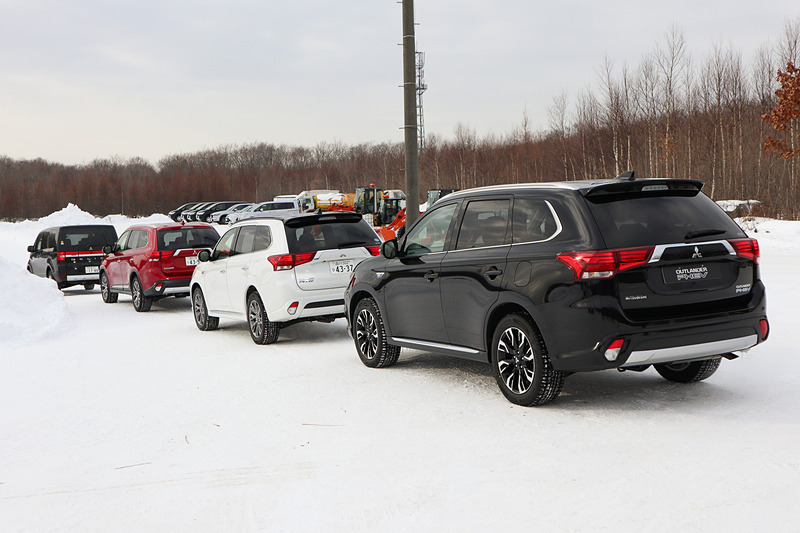 アウトランダーの試乗車は、現行モデルのガソリン＆PHEVと2019年モデル試作車（現行モデルをベースに、パワートレーンなどを移植した車両）の3台を乗り比べてチェック
