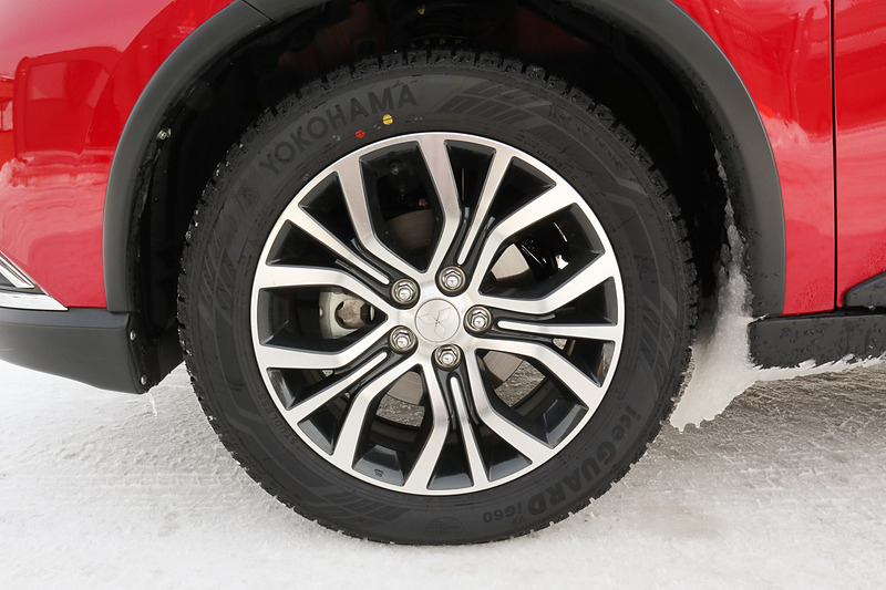 アウトランダーの各試乗車は、横浜ゴムのスタッドレスタイヤ「アイスガード iG60」を装着