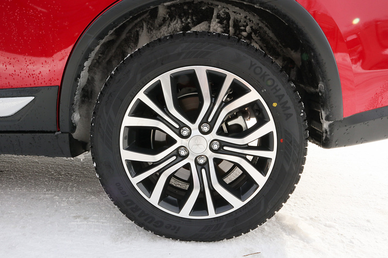 アウトランダーの各試乗車は、横浜ゴムのスタッドレスタイヤ「アイスガード iG60」を装着