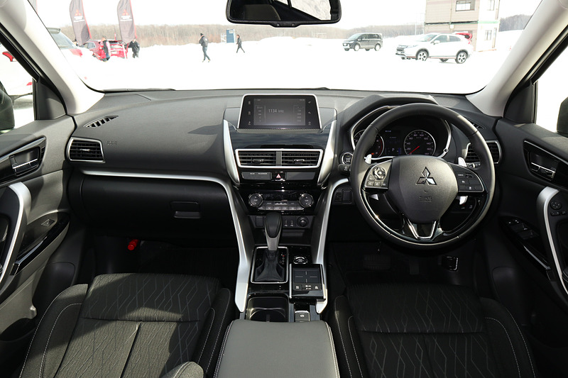 エクリプス クロス G Plus Packageのインテリア。本革巻ステアリング＋本革巻シフトノブは全車標準装備