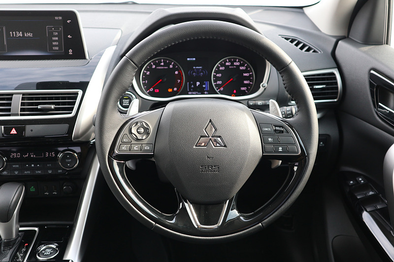 エクリプス クロス G Plus Packageのインテリア。本革巻ステアリング＋本革巻シフトノブは全車標準装備