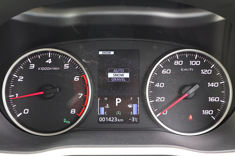 2眼式メーターの間にカラー表示のマルチインフォメーションディスプレイを設定