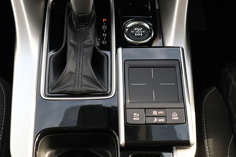 スマートフォン連携ディスプレイオーディオ（SDA）＋タッチパッドコントローラーはG Plus Packageの専用装備。スマートフォンを意識した操作感覚が与えられ、2本の指で上下、左右に操作すると、音量やラジオのチューニング選択などが可能。そのほかのグレードはオーディオ非装着＋6スピーカーとなる