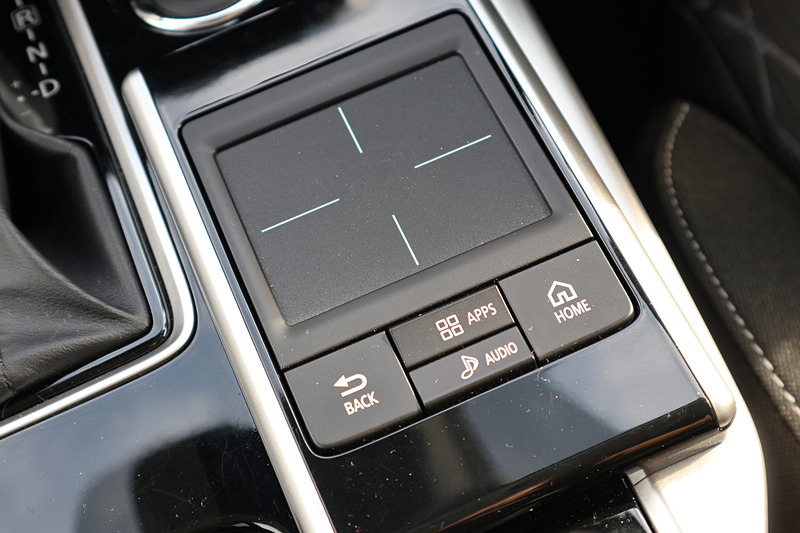 スマートフォン連携ディスプレイオーディオ（SDA）＋タッチパッドコントローラーはG Plus Packageの専用装備。スマートフォンを意識した操作感覚が与えられ、2本の指で上下、左右に操作すると、音量やラジオのチューニング選択などが可能。そのほかのグレードはオーディオ非装着＋6スピーカーとなる