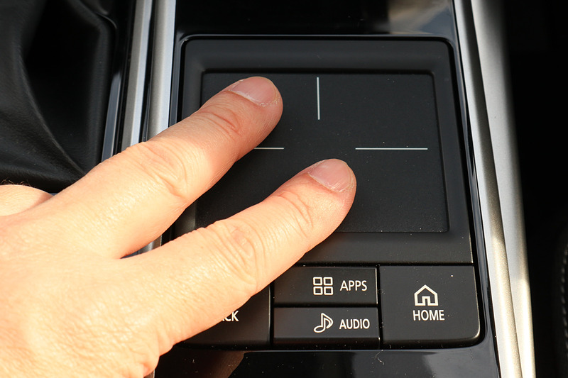 スマートフォン連携ディスプレイオーディオ（SDA）＋タッチパッドコントローラーはG Plus Packageの専用装備。スマートフォンを意識した操作感覚が与えられ、2本の指で上下、左右に操作すると、音量やラジオのチューニング選択などが可能。そのほかのグレードはオーディオ非装着＋6スピーカーとなる