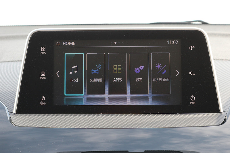 スマートフォン連携ディスプレイオーディオ（SDA）＋タッチパッドコントローラーはG Plus Packageの専用装備。スマートフォンを意識した操作感覚が与えられ、2本の指で上下、左右に操作すると、音量やラジオのチューニング選択などが可能。そのほかのグレードはオーディオ非装着＋6スピーカーとなる