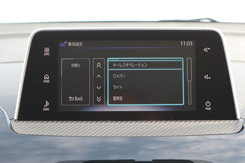 スマートフォン連携ディスプレイオーディオ（SDA）＋タッチパッドコントローラーはG Plus Packageの専用装備。スマートフォンを意識した操作感覚が与えられ、2本の指で上下、左右に操作すると、音量やラジオのチューニング選択などが可能。そのほかのグレードはオーディオ非装着＋6スピーカーとなる