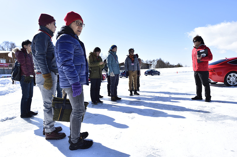 各メニューの開始時に、トレーニング内容についてブリーフィング。参加者が車両に分乗してコース確認したり、講師陣によるデモ走行を見学してから実技に入る