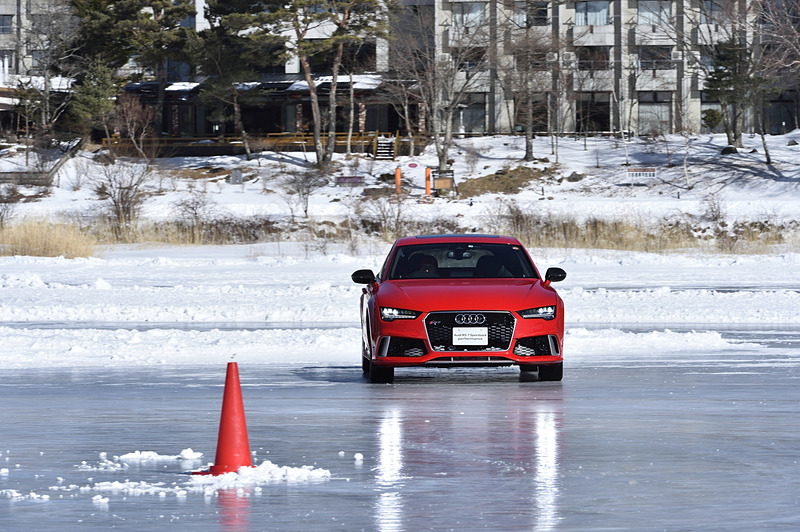 続く「RS 7」はホイールベースが長く、カウンターステアを切りながらクワトロ・ドリフト状態に近づいていく