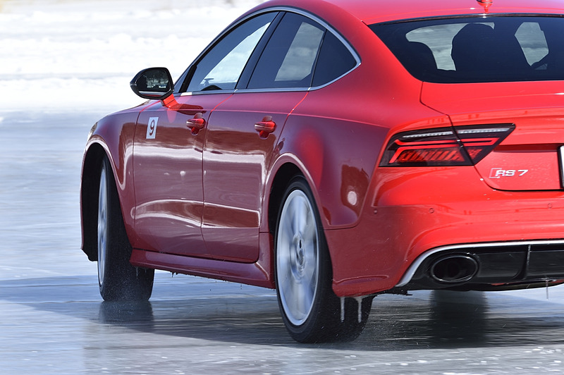 続く「RS 7」はホイールベースが長く、カウンターステアを切りながらクワトロ・ドリフト状態に近づいていく