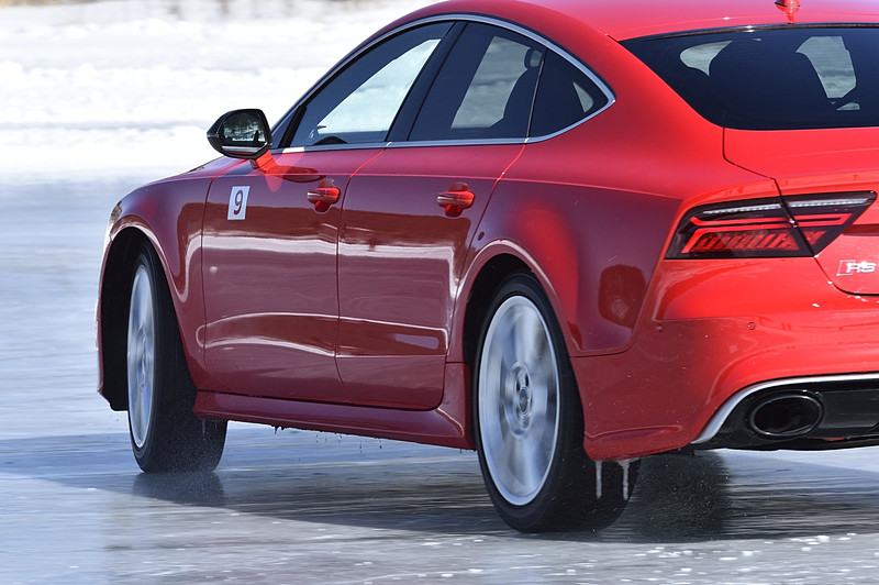 続く「RS 7」はホイールベースが長く、カウンターステアを切りながらクワトロ・ドリフト状態に近づいていく