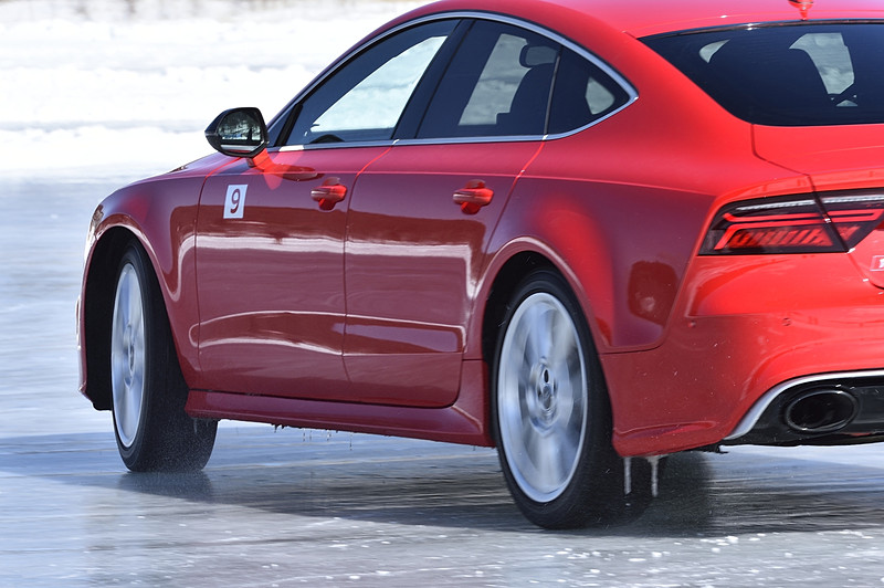 続く「RS 7」はホイールベースが長く、カウンターステアを切りながらクワトロ・ドリフト状態に近づいていく