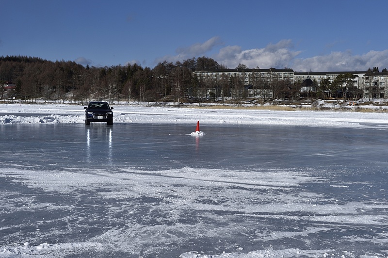 3台目の「Q5」になるとコツがつかめ始め、円形のコース外縁付近でクワトロ・ドリフト状態が維持できるようになった