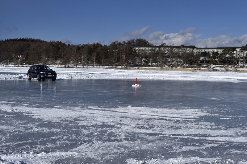 3台目の「Q5」になるとコツがつかめ始め、円形のコース外縁付近でクワトロ・ドリフト状態が維持できるようになった