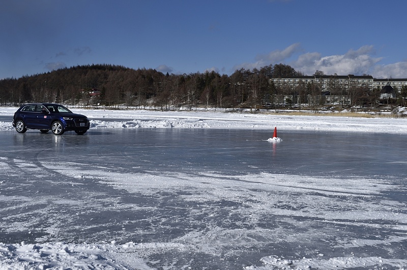 3台目の「Q5」になるとコツがつかめ始め、円形のコース外縁付近でクワトロ・ドリフト状態が維持できるようになった